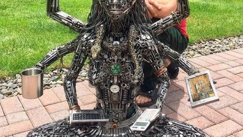 Mock dengan salah satu mahakaryanya. Foto: Bored Panda