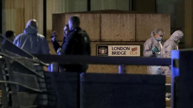 Polisi dan petugas forensik memeriksa lokasi serangan teroris di London Bridge