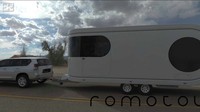 Caravan ini memiliki panjang 26 meter persegi, diperlengkap dengan kamar mandi, dapur, serta 2 kamar tidur. Foto: Pool (Autoevolution)