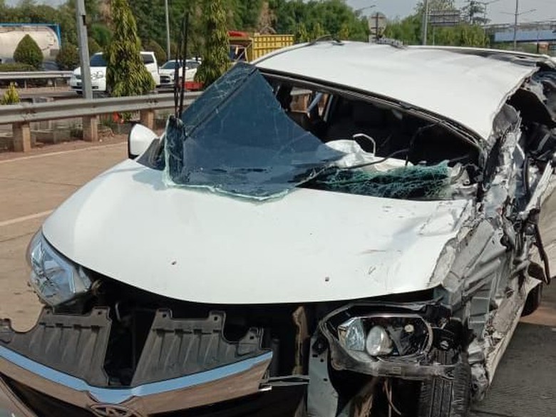 Kecelakaan Beruntun di Tol Meruya, 1 Orang Tewas dan 4 Orang Luka Kecelakaan Beruntun di Tol Meruya, 1 Orang Tewas dan 4 Orang Luka