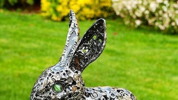 Kebanyakan sampah logam yang ia gunakan seperti sekrup, suku cadang mobil, dan lainnya. Foto: Bored Panda