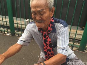 Jarang Sakit, Ini Rahasia Kakek Penjual Jasa Timbang Badan di Bogor