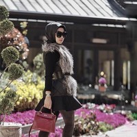 Dua tahun lalu, Syahrini sempat bikin heboh setelah mengunggah foto dirinya memakai hijab berpadu rok pendek dan legging yang ketat sepulang umrah. Banyak menilai busana Syahrini itu sangat tidak pantas, apalagi baru menunaikan ibadah di Tanah Suci. Miris, sebisa mungkin disesuaikan sajalah. Kalau di atas menggunakan penutup kepala, alangkah baiknya bagian bawah pun tidak membentuk lekukan tubuh (kaki). Masukan saja ya teh, tulis seorang netizen di kolom komentar. (Foto: Instagram/@syahrini)