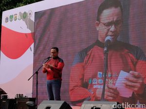 Anies Cerita Tulisan Anda Bukan Terjebak, tapi Bikin Macet di Kaus Pesepeda
