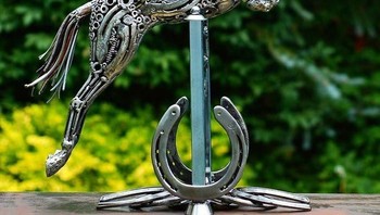 Untuk menghasilkan karya seni ini, ia mengkombinasikan dengan keterampilan teknis, seperti mengelas, dengan imajinasi dan pengalamannya. Foto: Bored Panda