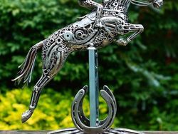 Keren! Saat Seniman Sulap Sampah Jadi Karya Menganggumkan