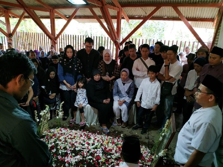 Pemakaman Jeihan Sukmantoro Foto: Dony Indra Ramadhan Pemakaman Jeihan Sukmantoro Foto: Dony Indra Ramadhan