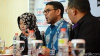 Nasir Djamil menyampaikan pendapatnya.