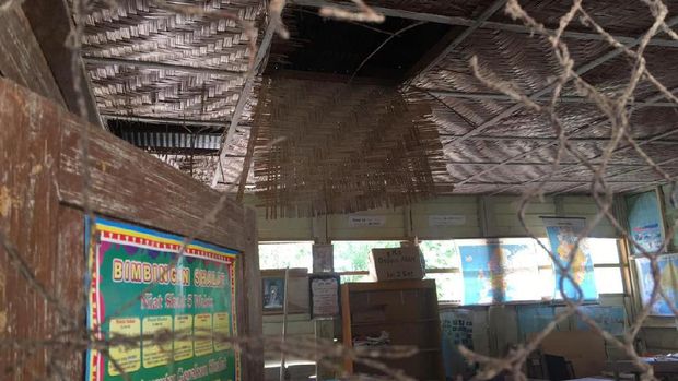 Tidak jarang aktifitas belajar terpaksa dihentikan lebih awal, lantaran khawatir sekolah ambruk, apalagi saat diguyur hujan deras ataupun diterpa angin kencang.