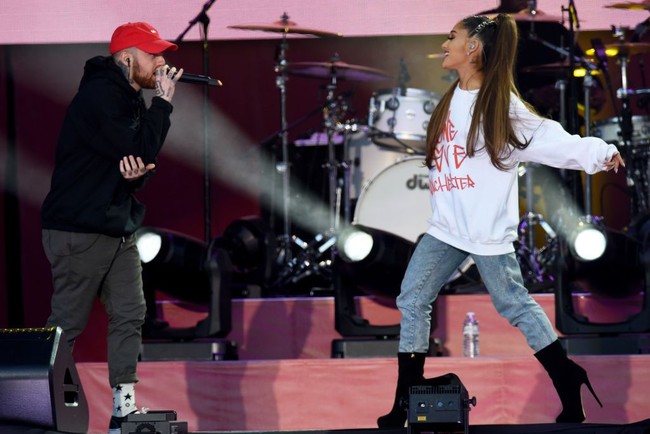 Ariana Grande sempat berpacaran dengan rapper Mac Miller. US Weekly mengabarkan, keduanya mulai berteman sejak berkolaborasi dalam lagu The Way (2013). Setelah berteman bertahun-tahun, keduanya dikabarkan berpacaran pada Agustus 2016. (Foto: Getty Images/Dave Hogan for One Love Manchester)