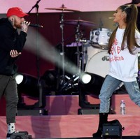 Ariana Grande sempat berpacaran dengan rapper Mac Miller. US Weekly mengabarkan, keduanya mulai berteman sejak berkolaborasi dalam lagu The Way (2013). Setelah berteman bertahun-tahun, keduanya dikabarkan berpacaran pada Agustus 2016. (Foto: Getty Images/Dave Hogan for One Love Manchester)