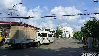 Setiap pagi dan sore hari pasti ada antrean di SPBU. Kebanyakan yang antre truk-truk tronton. Bahan bakar yang langka solar sama premium, kalau yang lain aman, kata warga lokal Balikpapan, Zulkifli. Foto: Luthfi Anshori/detikOto