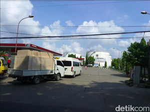 Jadi Wilayah Penghasil Minyak, Tapi Antrean SPBU Sampai Depan Rumah Warga