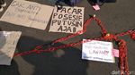 Para Perempuan Terlihat Lebam, Dirantai, tapi Melawan Kekerasan
