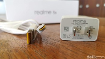 Baterai Realme 5s berkapasitas 5000 mAh, yang bisa diisi ulang menggunakan charger 5V/2A lewat port microUSB-nya. Foto: detikINET/Anggoro Suryo Jati