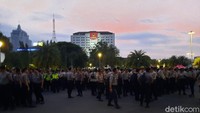 Polda Metro Jaya menyatakan bakal mengamankan Reuni 212 dengan humanis. Personel aparat dilarang menggunakan senjata tajam maupun senjata api. (Yogi Ernes/detikcom)