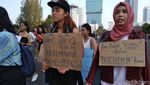 Para Perempuan Terlihat Lebam, Dirantai, tapi Melawan Kekerasan