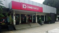 Tinggi trotoar yang baru saja direvitalisasi hingga mencapai sekitar 25 cm.