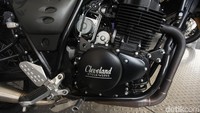 Dibekali mesin satu silinder 397 cc single silinder 4 klep sistem injeksi elektronik, berpendingin udara dengan oil cooled. Ukuran bore & stroke 85 x 70 mm dengan rasio kompresi 8,8:1. Dengan bekal tersebut mampu memuntahkan sebesar 27,8 tk pada 7200 rpm dan torsi 30 Nm pada 5600 rpm. Foto: Rifkianto Nugroho