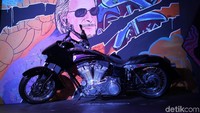 Motor-motor custom tersebut berjejer dengan background gambar dengan memiliki cerita yang berkaitan.