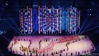 Begini suasana saat kontingen Indonesia mengikuti defile. Merah putih juga dikibarkan dengan bangga bersama defile atlet di Philippina Arena. 
