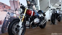 Motor-motor BMW dipamerkan di IIMS Motobike 2019.