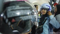 Helm hijab ini memberikan ruang pada interiornya sehingga pengguna hijab tidak kesempitan di dalam.