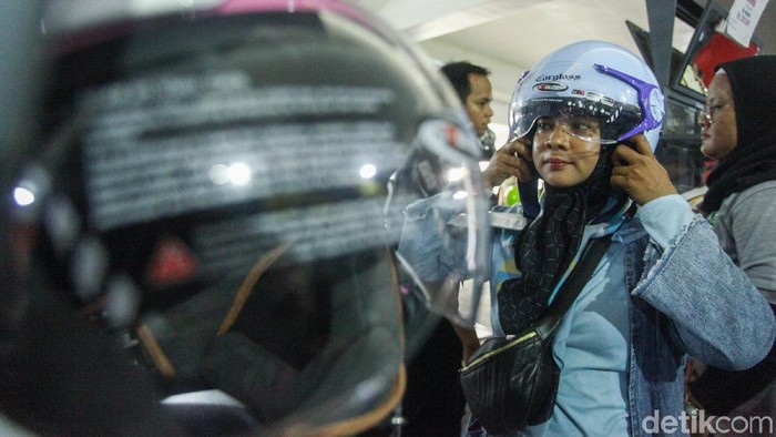 Perkembangan dunia busana muslim telah menyentuh ranah roda dua. Seperti diketahui semakin hari semakin banyak wanita khususnya yang menggunakan kerudung mengendarai sepeda motor.