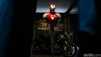 Superhero Iron man juga ikut menjadi instalasi di atas motor besar ini.