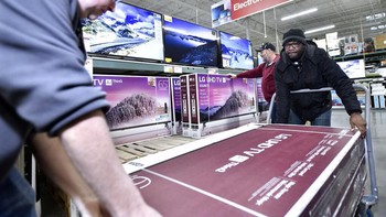 Kenapa begitu ramai? Karena memang barang didiskon gila-gilaan, ada yang mencapai separuh harga normal. Foto: AP
