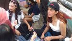 Para Perempuan Terlihat Lebam, Dirantai, tapi Melawan Kekerasan