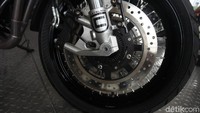 Meski hanya satu silinder, motor ini memiliki Double Exhaust Muffler. Soal keamanan dan kenyamanan sudah dilengkapi dengan Double Disk front Brake (dengan ABS System), Upside Down, Delphi EFI Control System, Automotive Grade ABS. Foto: Rifkianto Nugroho
