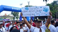 Para peserta jalan sehat kompak mengenakan kaos putih bertuliskan Hari Disabilitas Internasional 2019. Istimewa/Kemensos.