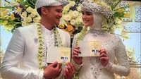 Rezky Aditya dan Citra Kirana memamerkan buku nikah. Foto: Dyah Paramita Saraswati