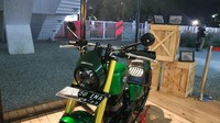 W175 yang sudah dimodifikasi ini terletak di bawah tangga setelah melewati pintu masuk IIMS Motobike, Istora Senayan, Jakarta. Pengunjung pun dapat melihat langsung motor berplat B-3450-INA ini dari dekat. Foto: Ridwan Arifin