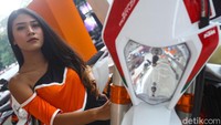 Seorang wanita cantik berpose dengan salah satu motor yang dipamerkan di IIMS Motobike Expo 2019.