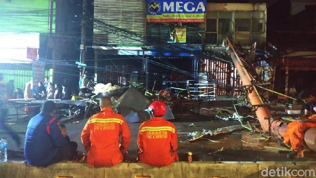 Sudah 3 Jam, Evakuasi Reklame Roboh Masih Berlangsung
