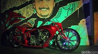 Motor-motor custom ini dipamerkan di sisi kanan panggung.