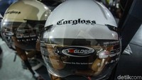 Tak hanya pada fungsinya, helm hijab ini juga menyadari pentingnya penampilan pengguna kerudung yang modis. Agar klop dengan tren warna busana muslimah, pilihan warna helm pun disediakan dalam jenis warna pastel solid.