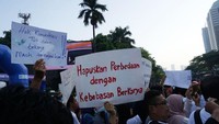 Jalan sehat ini diikuti oleh kurang lebih 1000 peserta dari penyandang disabilitas, LSM, pejabat eselon I Kemensos, dan masyarakat umum. Istimewa/Kemensos.