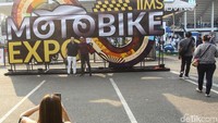 Beberapa pengunjung asyik berfoto-foto usai keliling melihat produk motor yang dipamerkan.