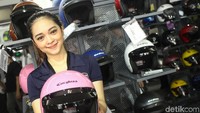 Mereka juga ramah saat memberikan informasi seputar barang yang dijual di IIMS Motobike Expo 2019.