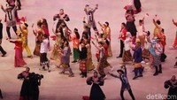 Para atlet yang hadir juga turut mengibarkan bendera merah putih kecil ditangan masing-masing.