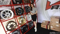 Booth aksesoris kendaraan juga diramaikan para wanita cantik.