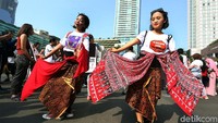 Beberapa aktivis perempuan menari untuk mengampanyekan 16 Hari Anti Kekerasan terhadap Perempuan (16HAKTP) di kawasan CFD, Bundaran Hotel Indonesia, Jakarta, Minggu (1/12/2019). 