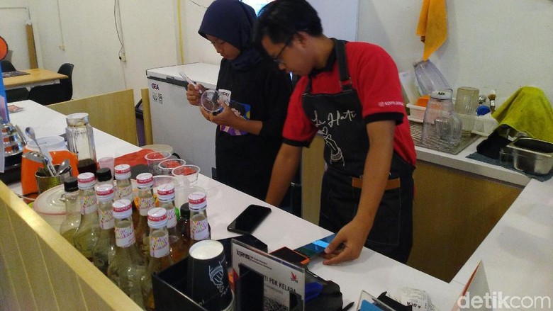 Aksinya Terekam CCTV Kafe di Jaktim, Pencuri Gasak HP-Mesin Kasir Aksinya Terekam CCTV Kafe di Jaktim, Pencuri Gasak HP-Mesin Kasir