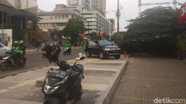IMB Sempat Bermasalah, Segel Bank yang Viral karena Trotoar Dilepas