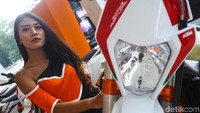 Menyoal harga bervariasi, KTM 250 EXC Sixdays TPI Rp 154 juta, KTM 300 Sixdays TPI Rp 173 juta, KTM 250 EXCF Sixdays Rp 172 juta, KTM 250 SXF Rp 154 juta, KTM 250 SX Rp 151 juta, KTM 150 SX Rp 140,5 juta. Semuanya masih dalam status off the road.