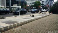 Trotoar tersebut lebih tinggi dari halaman gedung di kawasan Kemang, Jakarta Selatan.