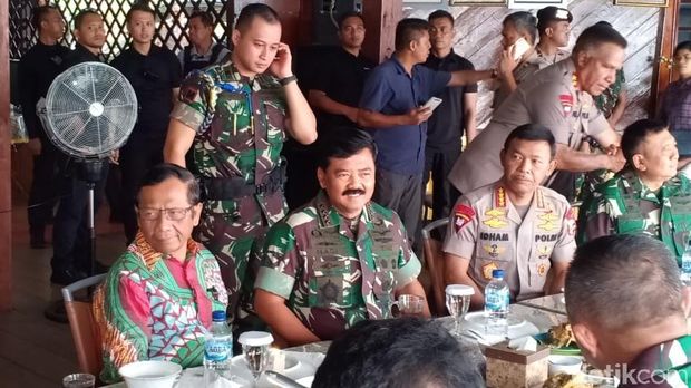 Suasana Hangat Makan Siang Panglima Hadi-Idham-Mahfud Usai Kunker di Papua - detikNews